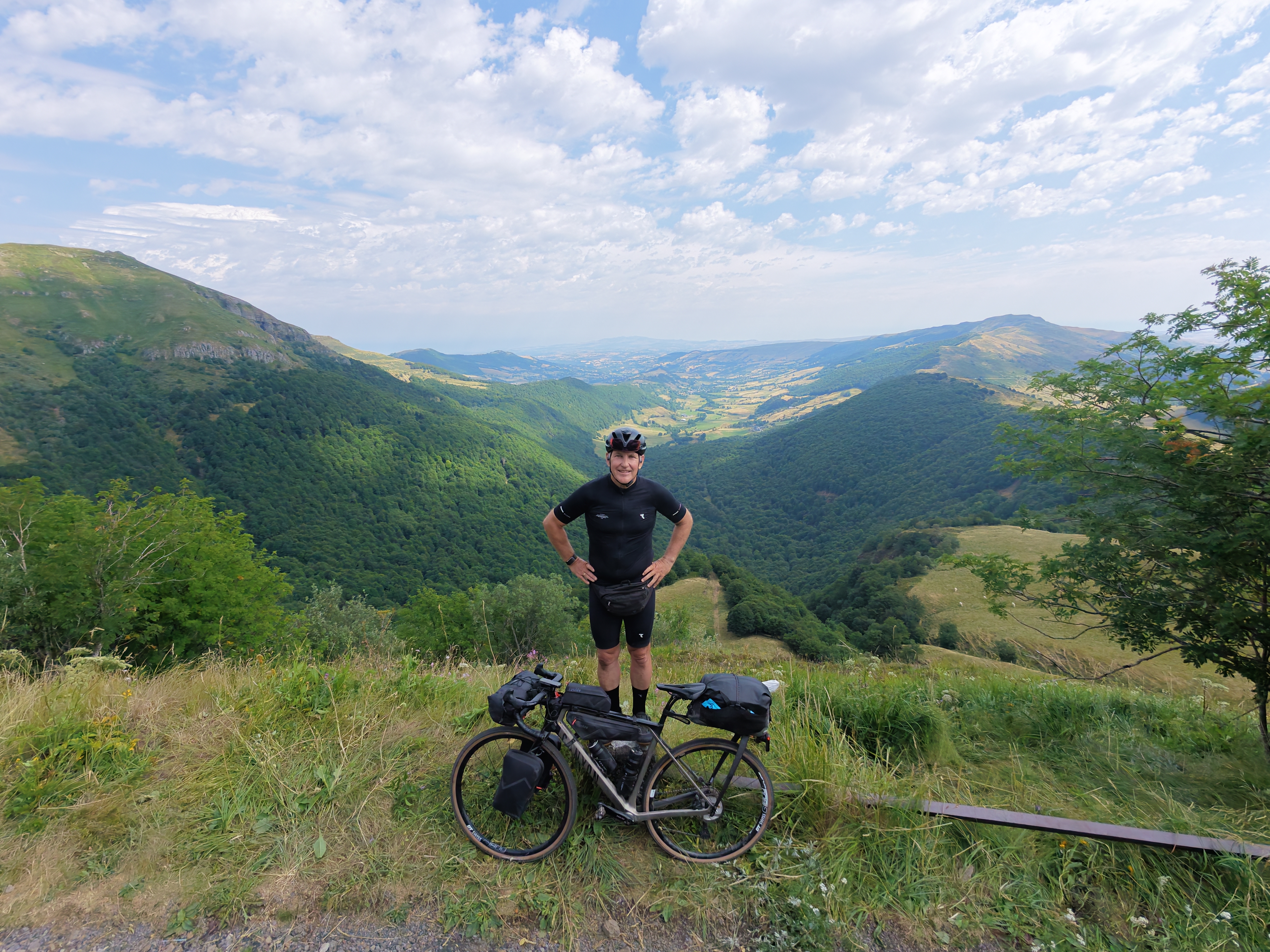 Maik mit Fahrrad im Massif Central, Frankreich
